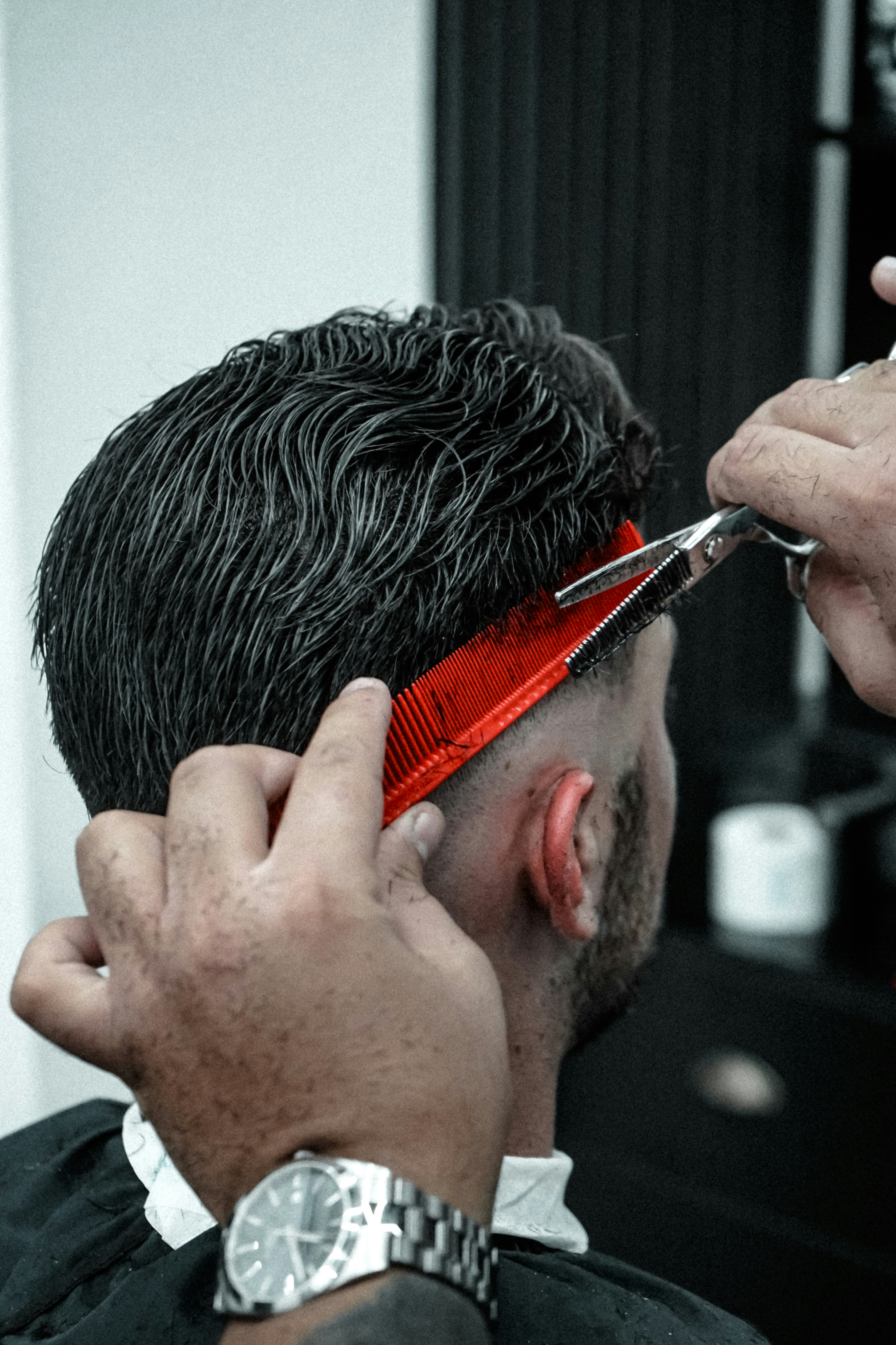 Barbero cortando con tijera