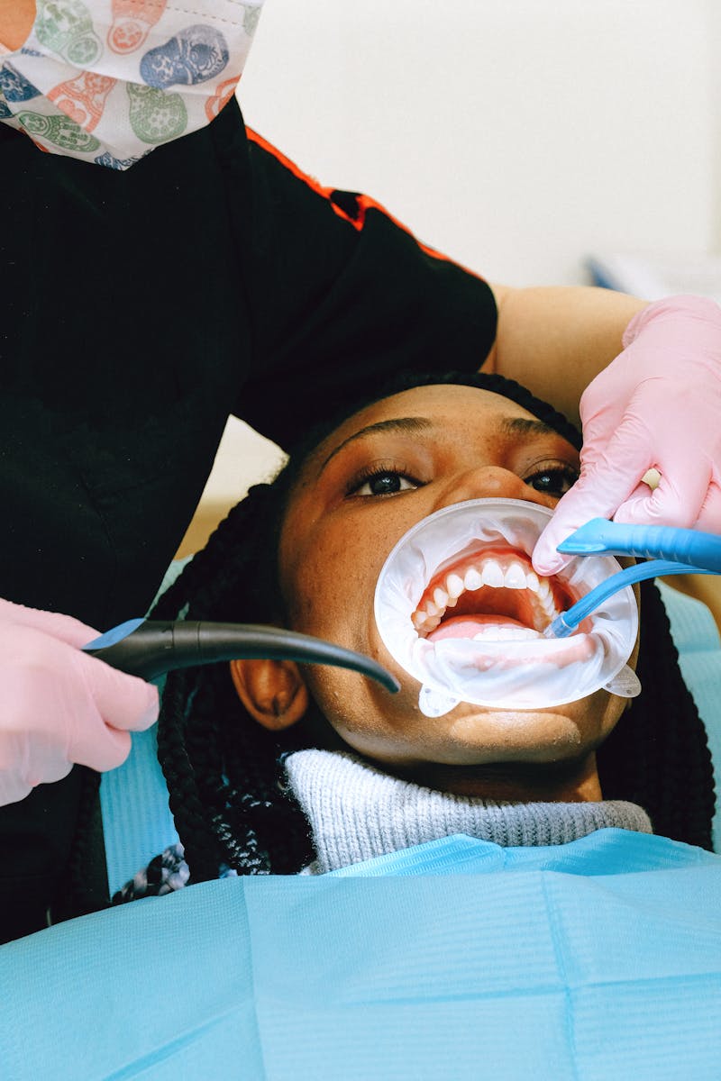 Doctor sonriendo en recepci�n